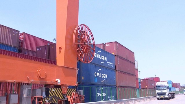 在穩(wěn)住外貿(mào)基本盤的同時，尋找“家門口”的大市場